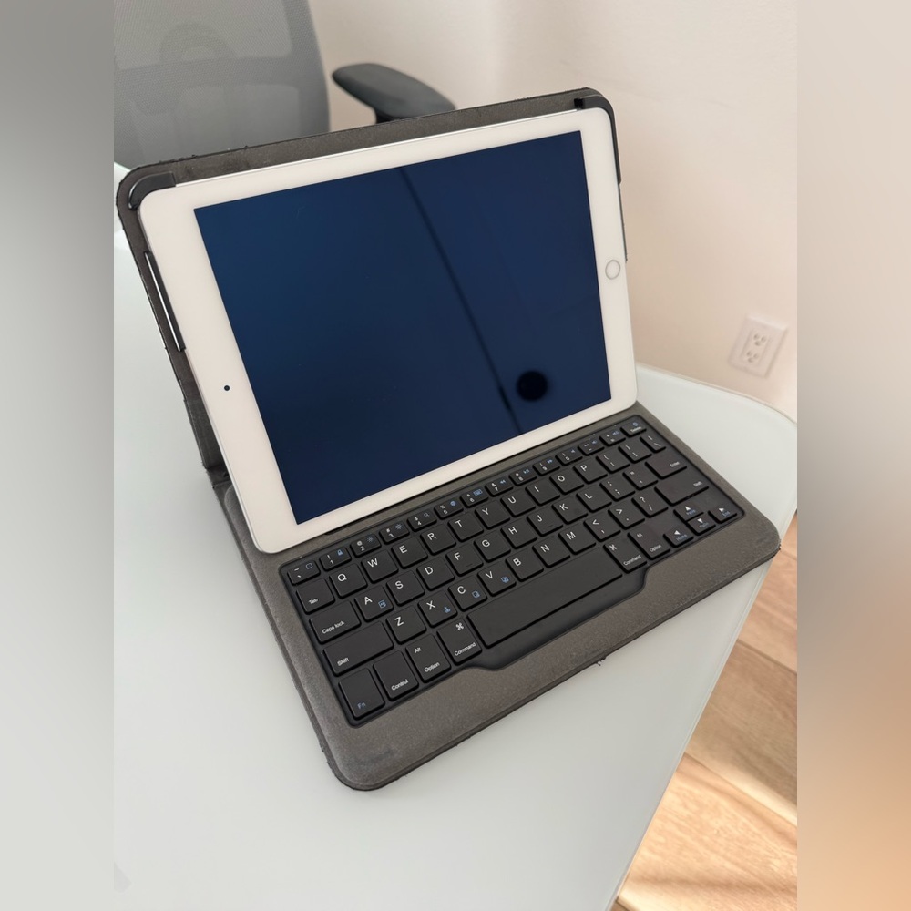 Apple iPad Air 2 with Anker Keyboard Case - Picture 3 of 7
